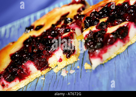 Brombeerkuchen auf einem blauen Teller Stockfoto