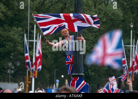 Flagge winken die Queens Goldene Jubiläumsfeier im Juni 2002 außerhalb Buckingham Palace London UK Stockfoto