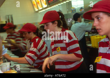 Mitarbeiter betreuen Kunden in der McDonalds-Filiale in Brent Cross London England Stockfoto
