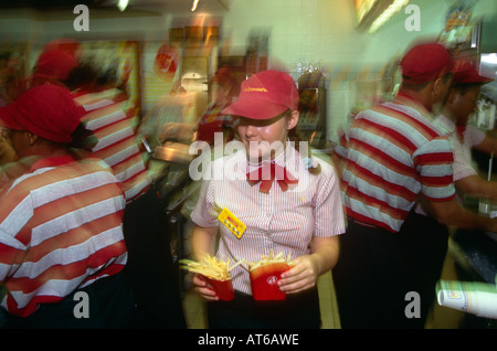 Mitarbeiter betreuen Kunden in der McDonalds-Filiale in Brent Cross London England Stockfoto