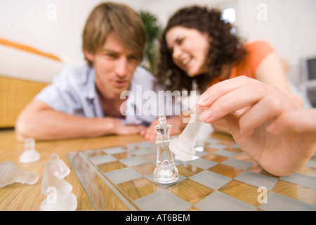 Paar beim Schachspiel Stockfoto