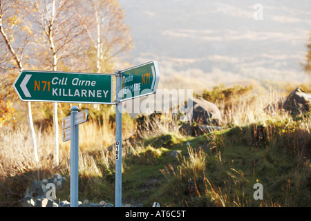 Wegweiser nach Killarney oder Kenmare in Killarney Nationalpark, County Kerry, Irland, Europa Stockfoto