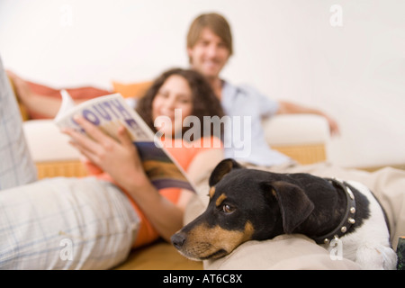 Jungen Erwachsenen Prüfung Urlaub Katalog Stockfoto