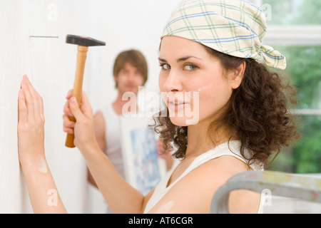 Junge Frau mit einem Hammer, close-up Stockfoto