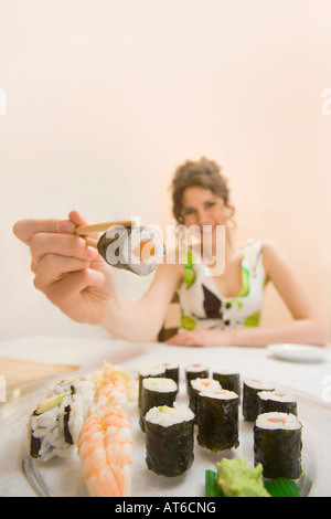 Junge Frau mit sushi Stockfoto