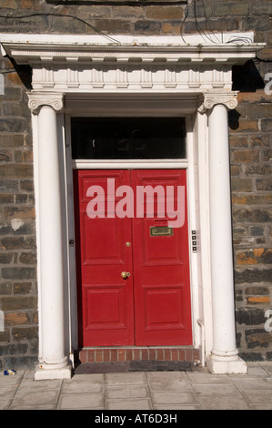 rot bemalte hölzerne vorne Doppeltür mit Säulen und Portikus ein Regency-Ära Haus Aberystwyth Wales Stockfoto