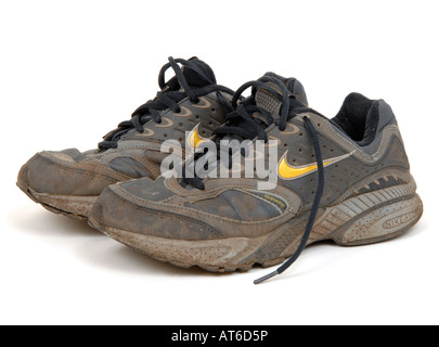 Schmutzige, schlammige Sportschuhe Stockfoto