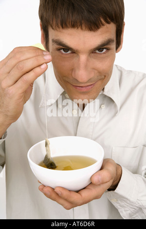 Mann, der Teeschale, close-up Stockfoto