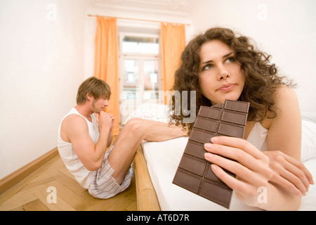 Paar, Frau essen Schokolade bar Stockfoto