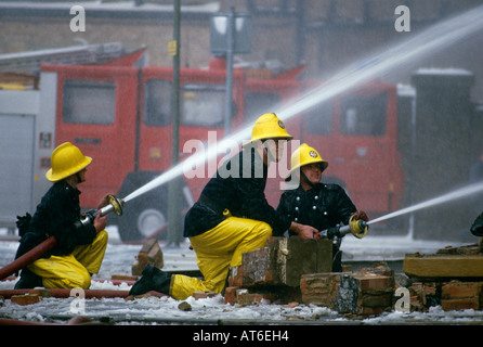 Feuerwehr begießen ein Fabrik-Feuer in Colindale, Nord-London-UK Stockfoto