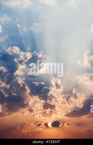 Indische Sonnenaufgang gegen ein bewölkter Himmel. Indien Stockfoto