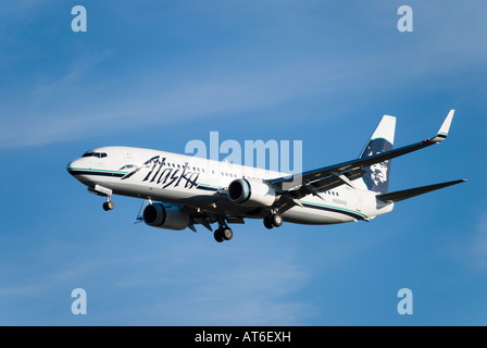 Ein Alaska Airlines Boeing 737-890 landet bei Seattle-Tacoma International Airport. Stockfoto