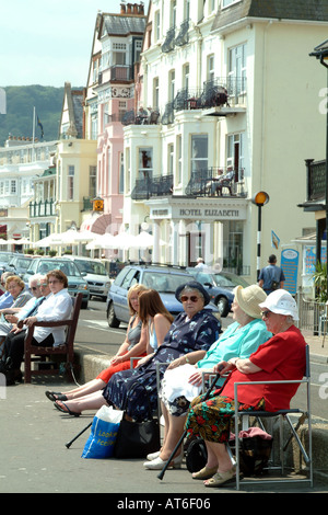 Sidmouth ein Regency-Stadt in Devon England UK Besucher auf der Esplanade Stockfoto