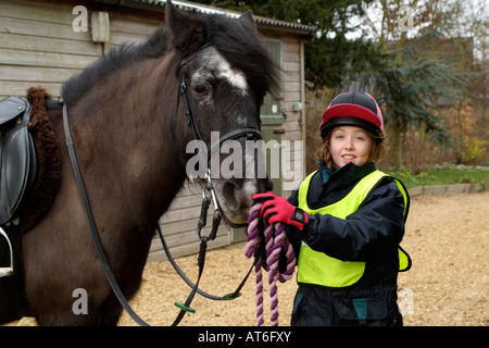 Pony Reiter kleines Mädchen hält ihr Haustier Cob Pony Stockfoto