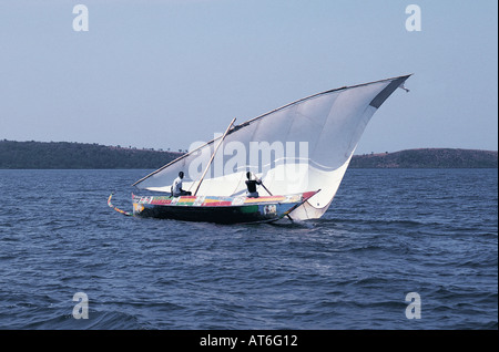 Ein traditionelles Luo Segelkanu mit zwei Jaluo Fischer an Bord in der Nähe von Mfangano Island Lake Victoria Kenia Stockfoto