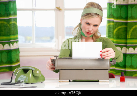 Junge Frau mit Schreibmaschine Stockfoto