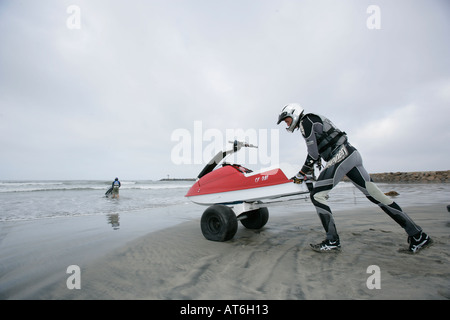 WELT-JET-SKI IM OCEANSIDE BEACH LOS ANGELES CALIFORNIA FREESTYLE WAVES Stockfoto