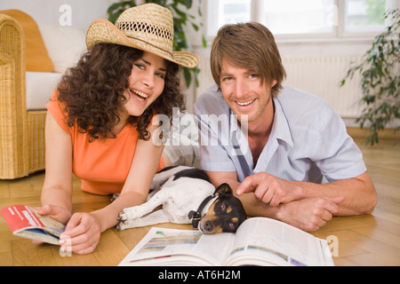 Jungen Erwachsenen Prüfung Urlaub Katalog, close-up Stockfoto