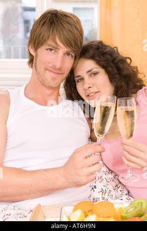 Junges Paar trinken Champagner, close-up Stockfoto