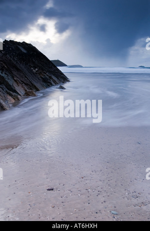 Gewitterhimmel über Hayle Bay bei Sonnenuntergang von Pentireglaze Haven in der Nähe von Polzeath North Cornwall Stockfoto