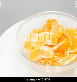 Scheiben von Mandarinen in Glasschale, Nahaufnahme Stockfoto