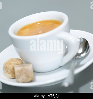 Tasse Espresso und Brown Sugar Cubes. Close-up Stockfoto