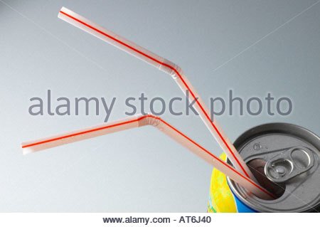 Nahaufnahme von einem Getränke kann und gestreift, trinken, Stroh Stockfoto