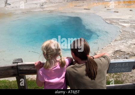 Das Wasser ist im Frühjahr der Silex in Lower Geyser Basin heißen Quellen im Yellowstone-Nationalpark, WY kochend. Stockfoto