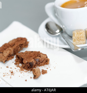 Eine Tasse Espresso und Schokoladenkekse, detail Stockfoto