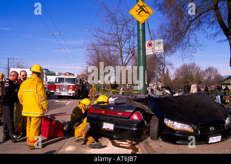 Polizei untersucht tödlichen Auto Crash Verkehr Unfall Szene der Beschleunigung Jugendfahrer in Pole Vancouver British Columbia Kanada Stockfoto