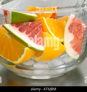 In Scheiben geschnitten Ornges und Grapefruits in Schüssel, Nahaufnahme Stockfoto