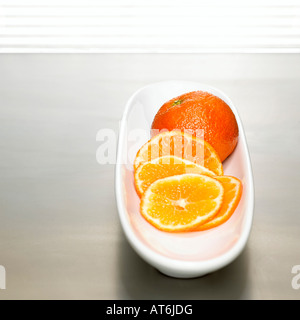 Geschnittene Mandarinen auf Schüssel, Nahaufnahme Stockfoto