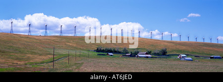 Windräder erzeugen Strom auf Ackerland in der Nähe von Pincher Creek in Southern Alberta Kanada Stockfoto