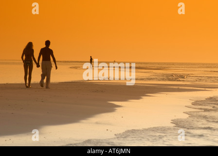 Paar am Strand, Silhouette bei Sonnenuntergang, Malediven Stockfoto