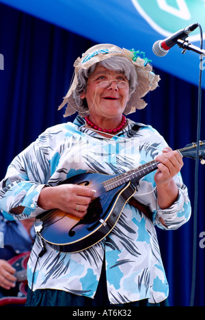 Hillbilly Musiker Sänger singen und spielen Bluegrass Musik für Mandoline, Musiker Geklimper Musikinstrument Stockfoto