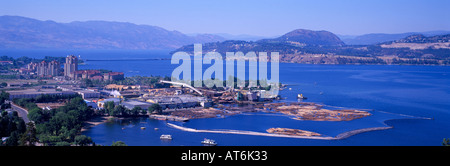 Kelowna, BC, Okanagan Lake und Valley, British Columbia, Kanada - Antenne, Stadt, Innenstadt Waterfront, Protokollierung Industrie, Sommer Stockfoto