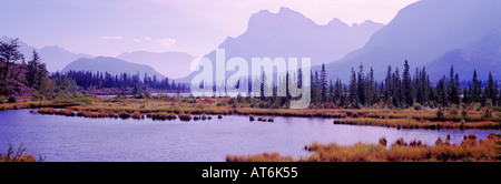 Vermilion Seen / Vermillion Seen und Mount Rundle, Banff Nationalpark, Alberta, Kanada - Kanadische Rockies, Herbst / Herbst Stockfoto