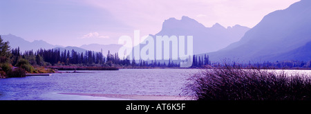 Vermilion Seen / Vermillion Seen und Mount Rundle, Banff Nationalpark, Alberta, Kanada - Kanadische Rockies, Herbst / Herbst Stockfoto