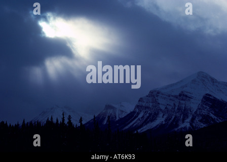 Sonnenstrahlen brechen durch dramatische Wolken über kanadischen Rocky Mountains, Jasper Nationalpark, Alberta, Kanada Stockfoto