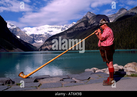 Ein Alphorn-Spieler bläst ein Alphorn in Lake Louise im Banff Nationalpark in den kanadischen Rocky Mountains Alberta Kanada Stockfoto