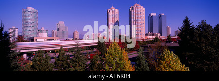 Burnaby, BC, Britisch-Kolumbien, Kanada - hohe Aufstieg Gebäude am Metrotown, Skytrain Vancouver, Herbst, Herbst - Panoramablick Stockfoto