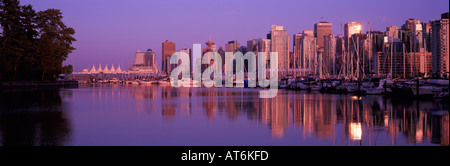 Skyline von Downtown und "West End" reflektieren "Coal Harbour" bei Sonnenuntergang Vancouver British Columbia Kanada Stockfoto