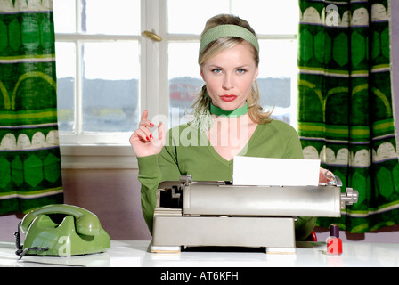 Junge Frau sitzt am Schreibtisch, Nahaufnahme Stockfoto