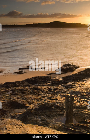 Sonnenaufgang über die Mündung des Camel bei fliegenden Händlern Bucht in der Nähe von Padstow North Cornwall Stockfoto