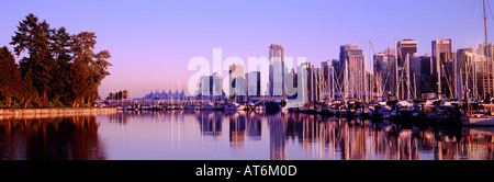 Skyline von Downtown und "West End" reflektieren "Coal Harbour" bei Sonnenuntergang Vancouver British Columbia Kanada Stockfoto