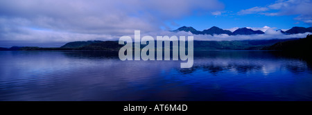 Morgenwolken über Kennedy Lake auf Vancouver Island in British Columbia Kanada Stockfoto