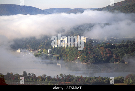 Ein Blick auf die nebligen United States Military Academy in West Point im Herbst entlang des Hudson River Stockfoto