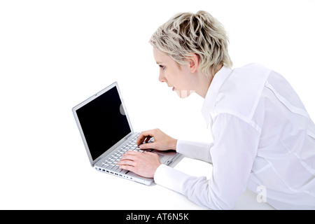 Junge Frau mit Laptop, Porträt Stockfoto