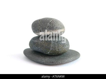 Graue Steinhaufen auf weißem Hintergrund Stockfoto