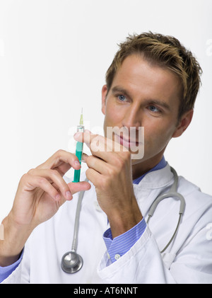 Männlichen Arzt Vorbereitung Spritze, portrait Stockfoto